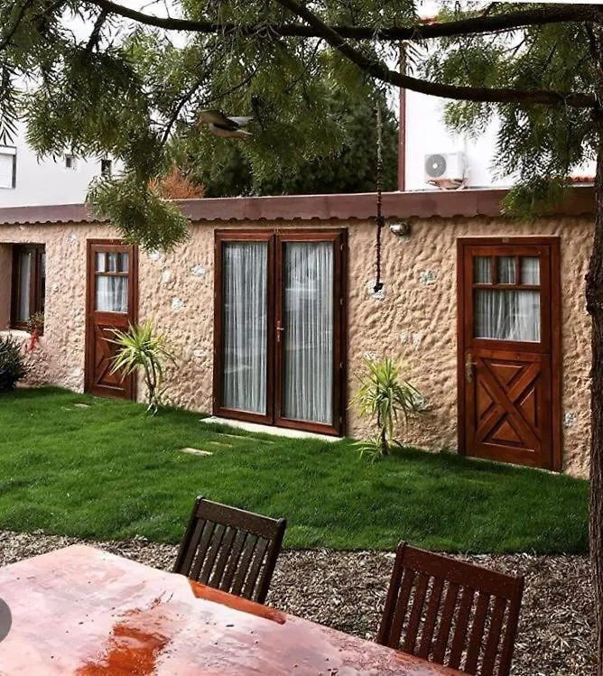 לינה וארוחת בוקר Zevkliler Alacati Hotel